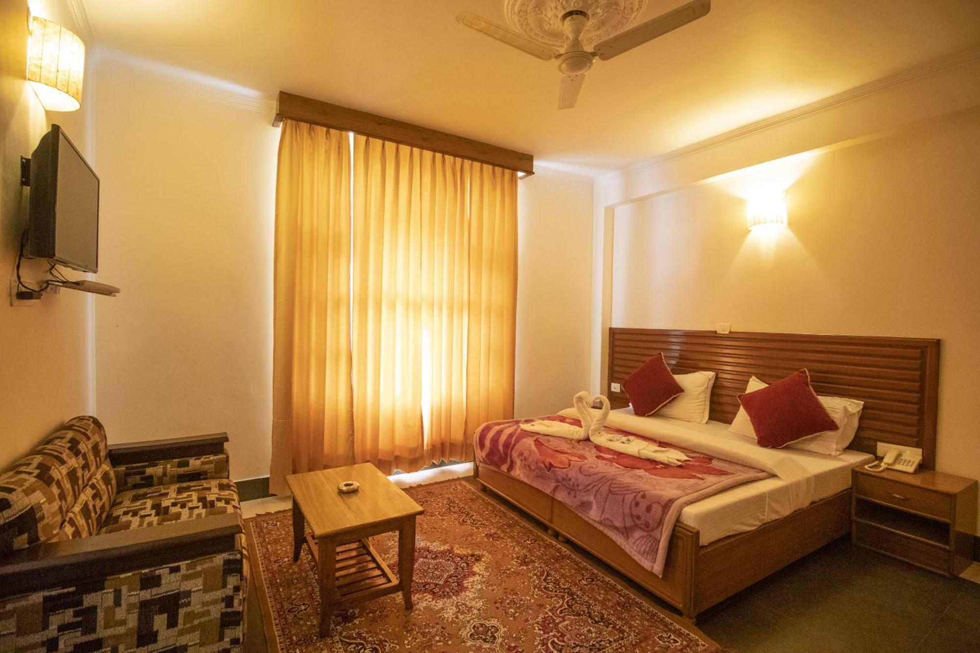 Wow Stayz2 Hotel The Lodge Dharamshala Esterno foto